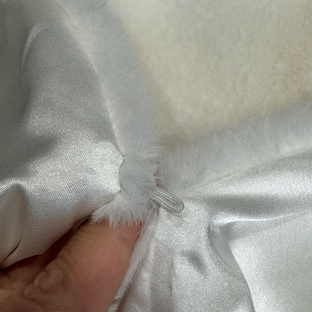 Chic White Faux Fur Wrap - Picture 4 of 4